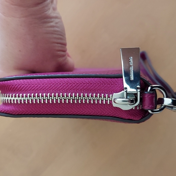 MICHAEL KORS PEBBLED LEATHER ZIP AROUND WALLET PINK w/ SILVER HARDWARE - Picture 7 of 8